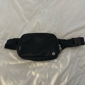 Lululemon black 2L belt bag